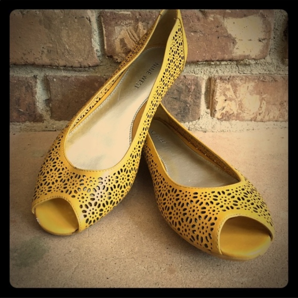 Peep toe flat